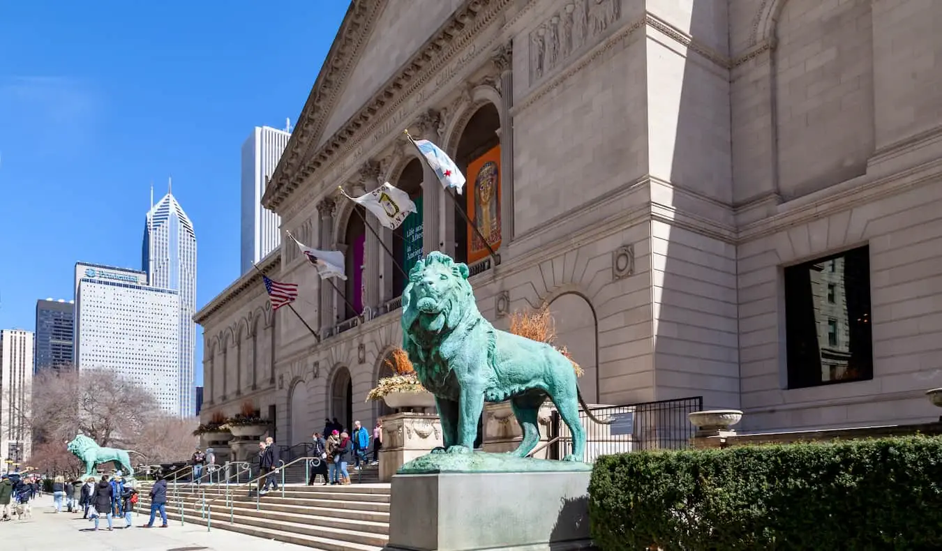 Utsiden av Art Institute of Chicago på en solrik dag