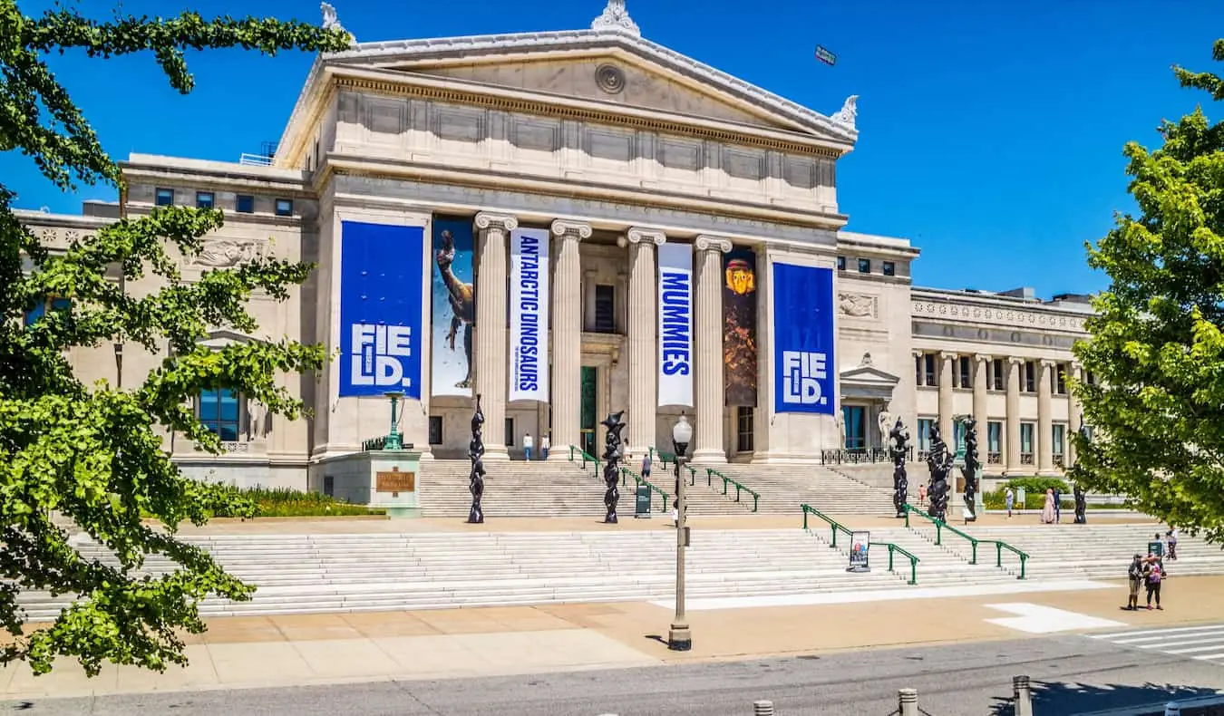 Bahagian luar Muzium Lapangan yang popular di Chicago yang cerah, Amerika Syarikat