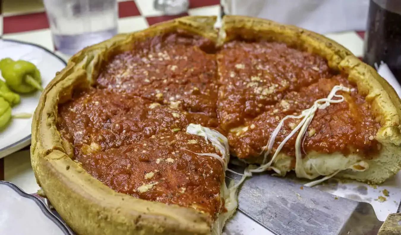 Isang masarap na deep-dish na pizza na ginawa sa istilong Chicago sa Chicago, USA