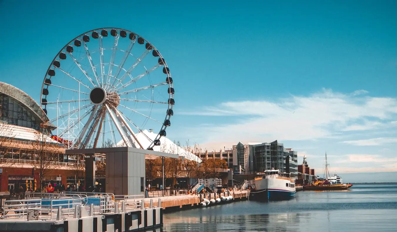 Den morsomme og sære Navy Pier med et høyt pariserhjul på kysten av Chicago, USA