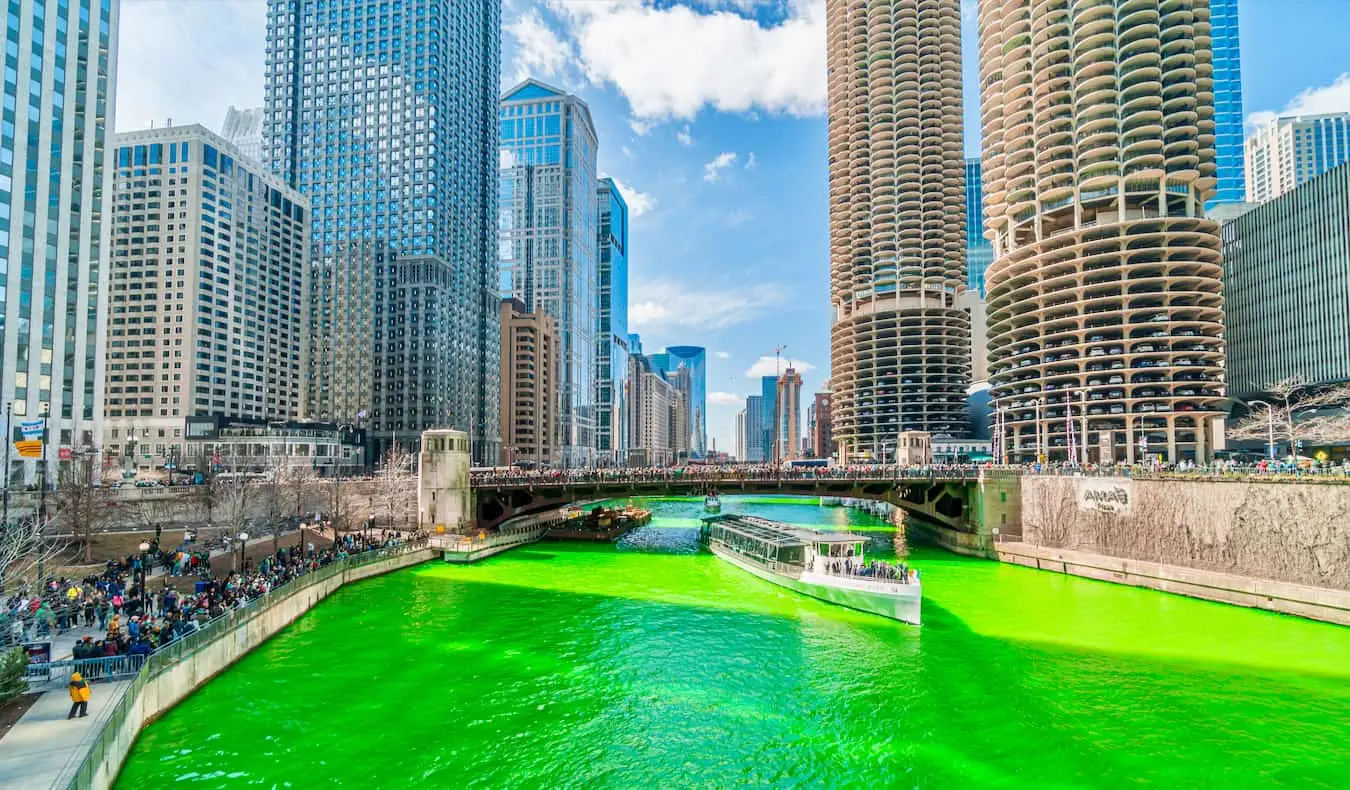 En knallgrønn elv i Chicago under bølle St. Patrick