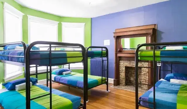 I dormitori puliti e colorati del Wrigley Hostel a Chicago, USA