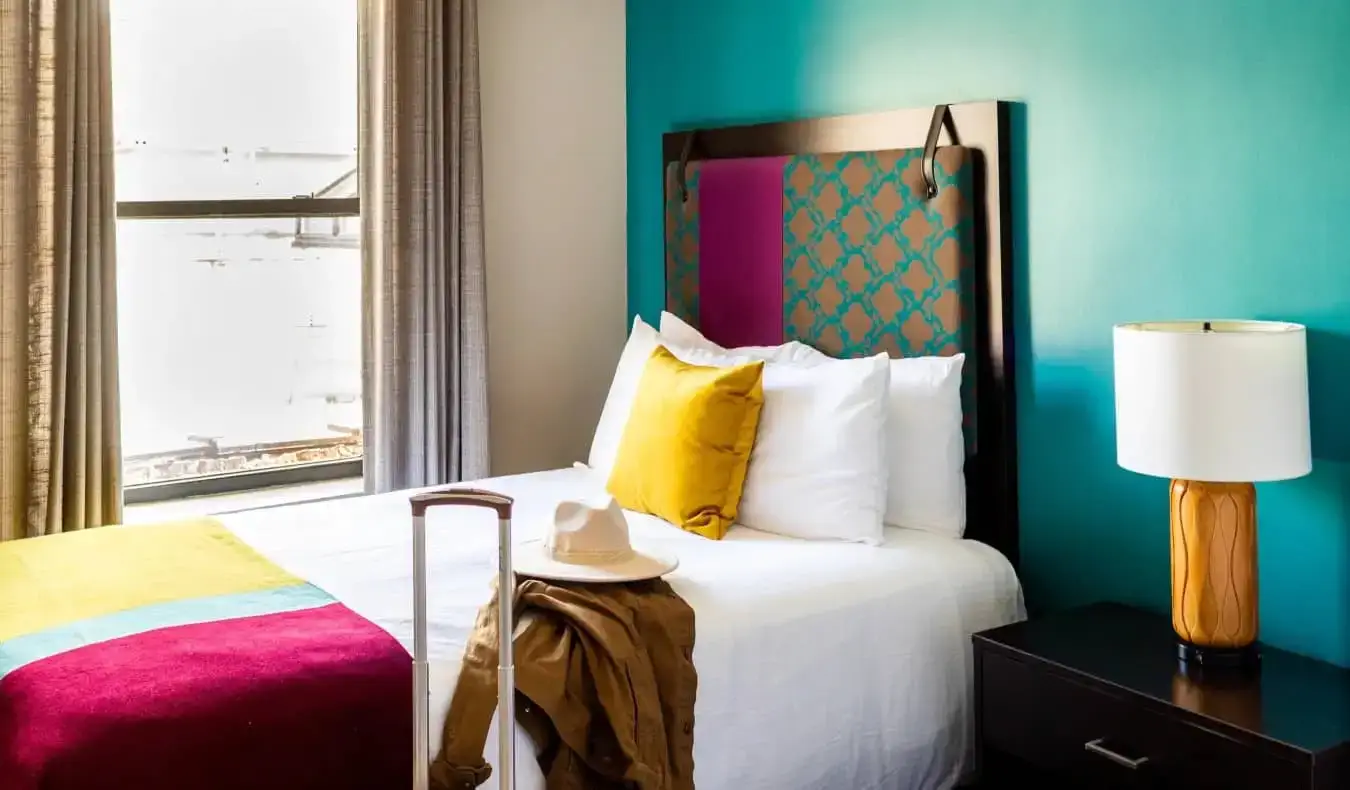 Quarto colorido e bem iluminado no hotel City Suites em Chicago, EUA