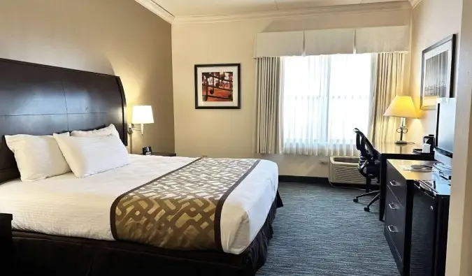 Δωμάτιο στο Chicago South Loop Hotel με κρεβάτι queen size, επιφάνεια εργασίας και τηλεόραση