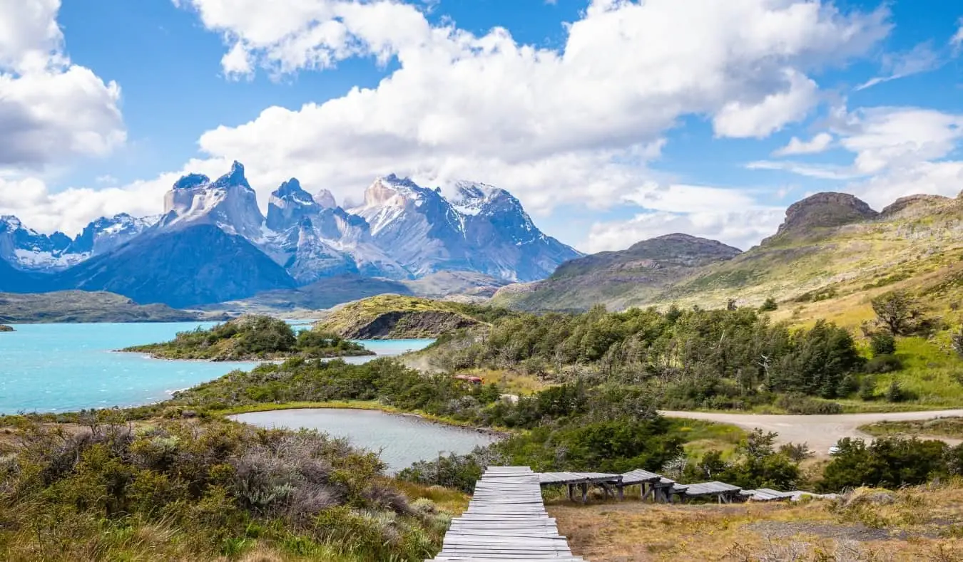 Uma foto impressionante das montanhas de Torres del Paine, Chile, no verão