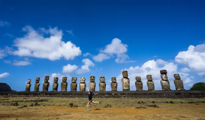 En kvinde danser ved et stenbrud, hvor statuerne var udskåret og museet i Rano Kau, Påskeøen