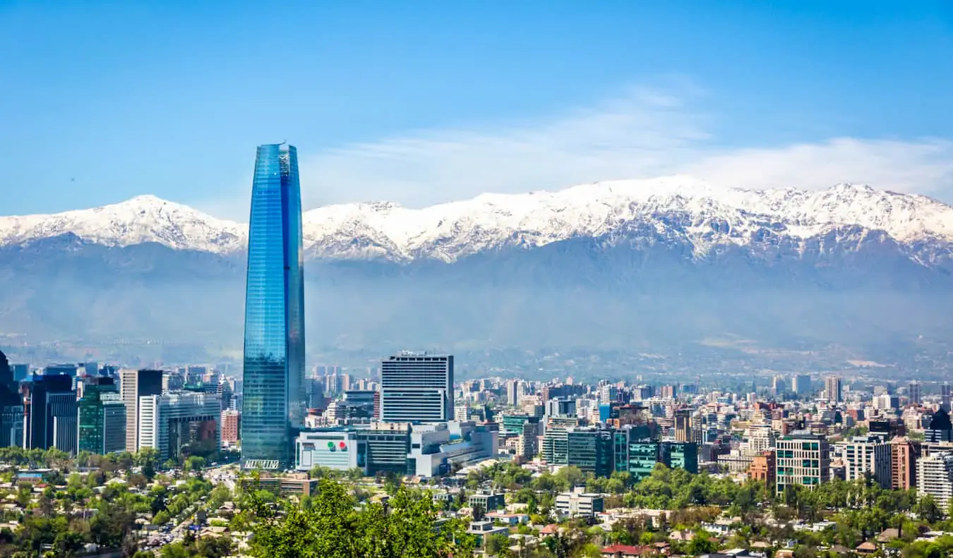 Een weids uitzicht over Santiago, Chili met besneeuwde bergen op de achtergrond