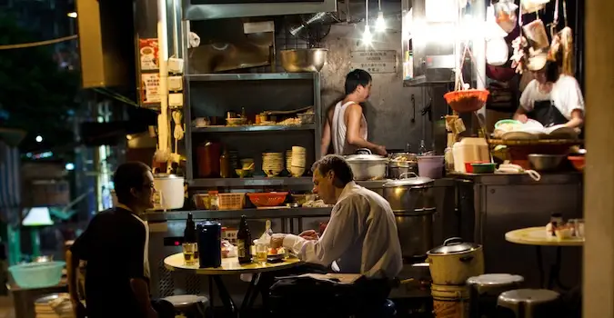 eten koken bij een straatkraam in Hong Kong