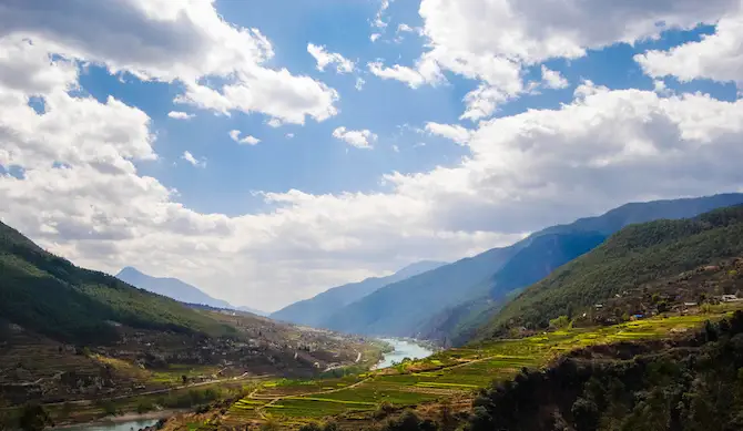 Het groene landschap van een rivierbekken in China