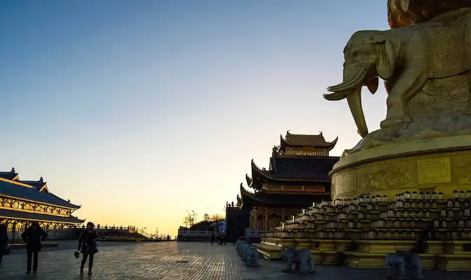 Solnedgang ved et tempel i Kina