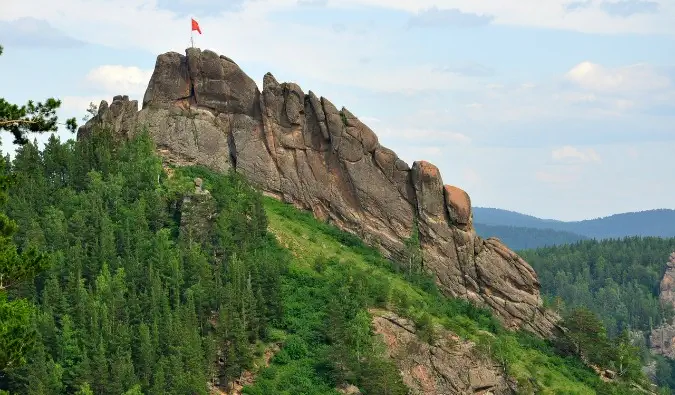 Die grünen Hügel und felsigen Berge des Naturschutzgebiets Stobly in Russland