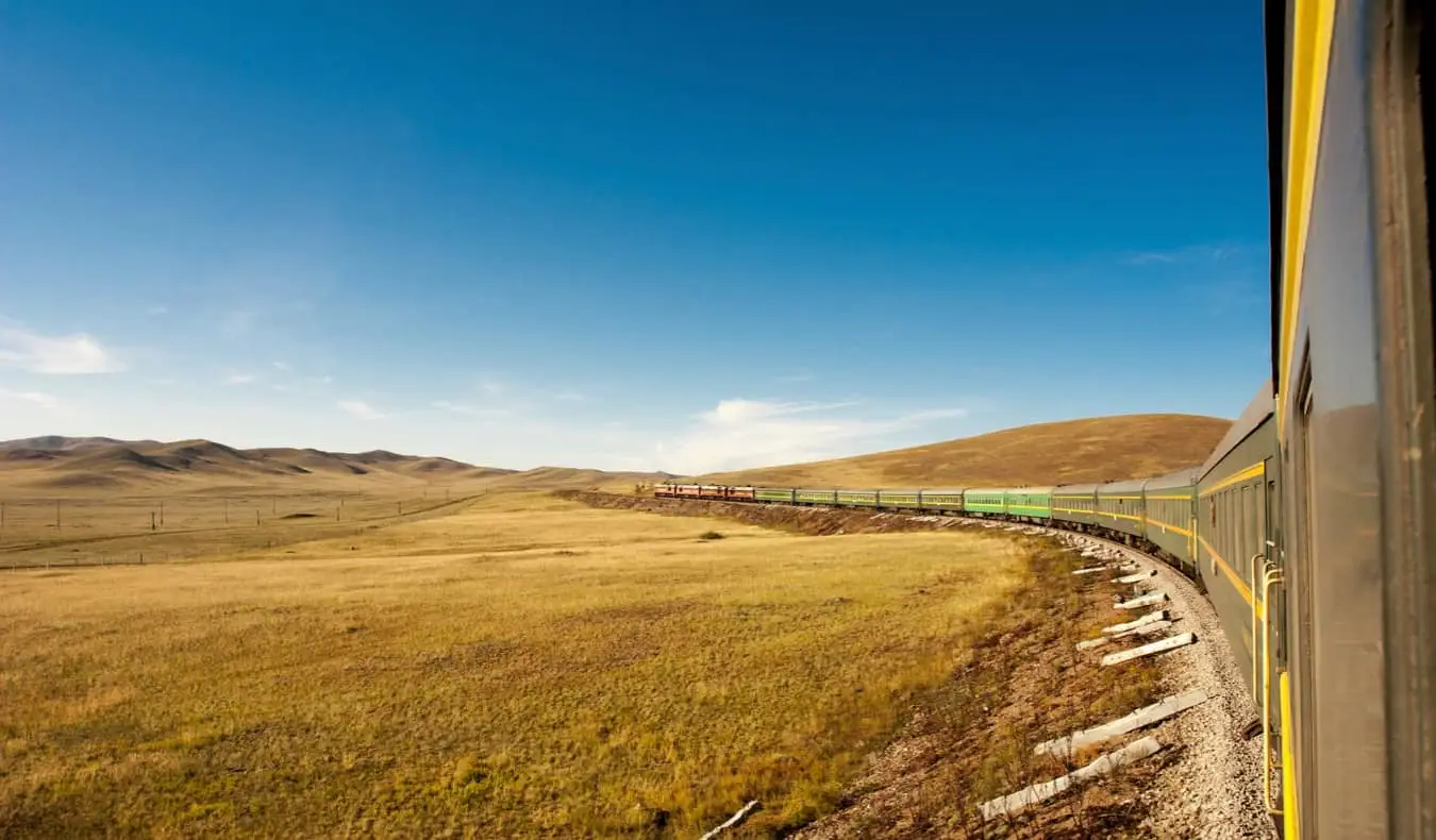 A Ferrovia Transiberiana na Rússia atravessando a estepe