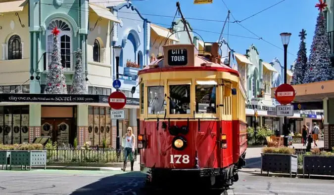 Eine Straßenbahn in der Innenstadt von Christchurch, Neuseeland im Sommer