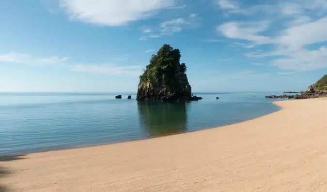 Ein leerer Strand und klares Wasser im Abel-Tasman-Nationalpark