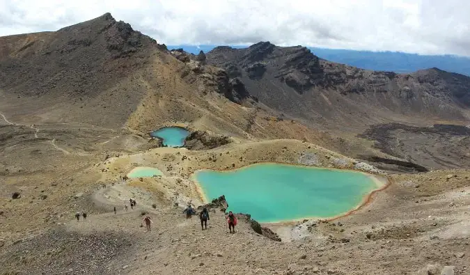 Wanderer überqueren das Marsgelände des Tongariro Crossing in Neuseeland