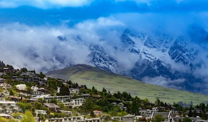 Die Stadt Queenstown, Neuseeland, umgeben von Bergen und Natur