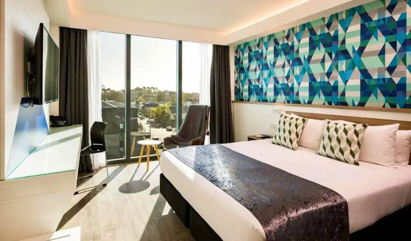 Um quarto de hotel aconchegante com cama grande em Christchurch, Nova Zelândia