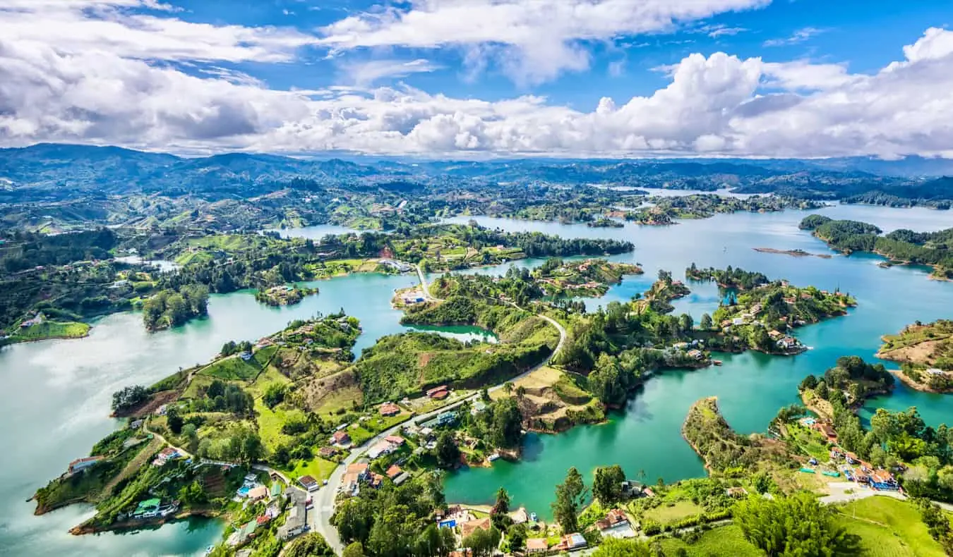 En fantastisk naturskön utsikt över landskapet i Guatape, nära Medellin, Colombia