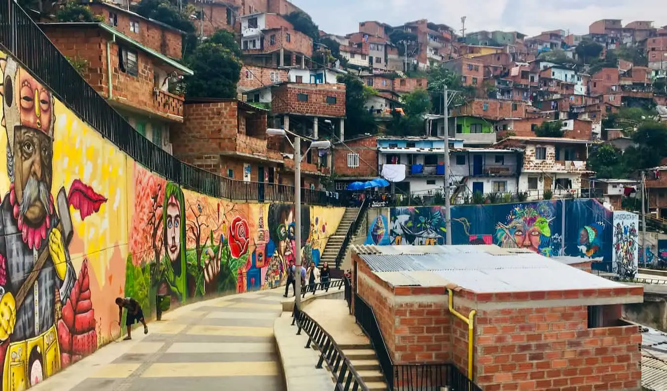 Arte de rua no famoso bairro da Comuna 13 em Medellín, Colômbia