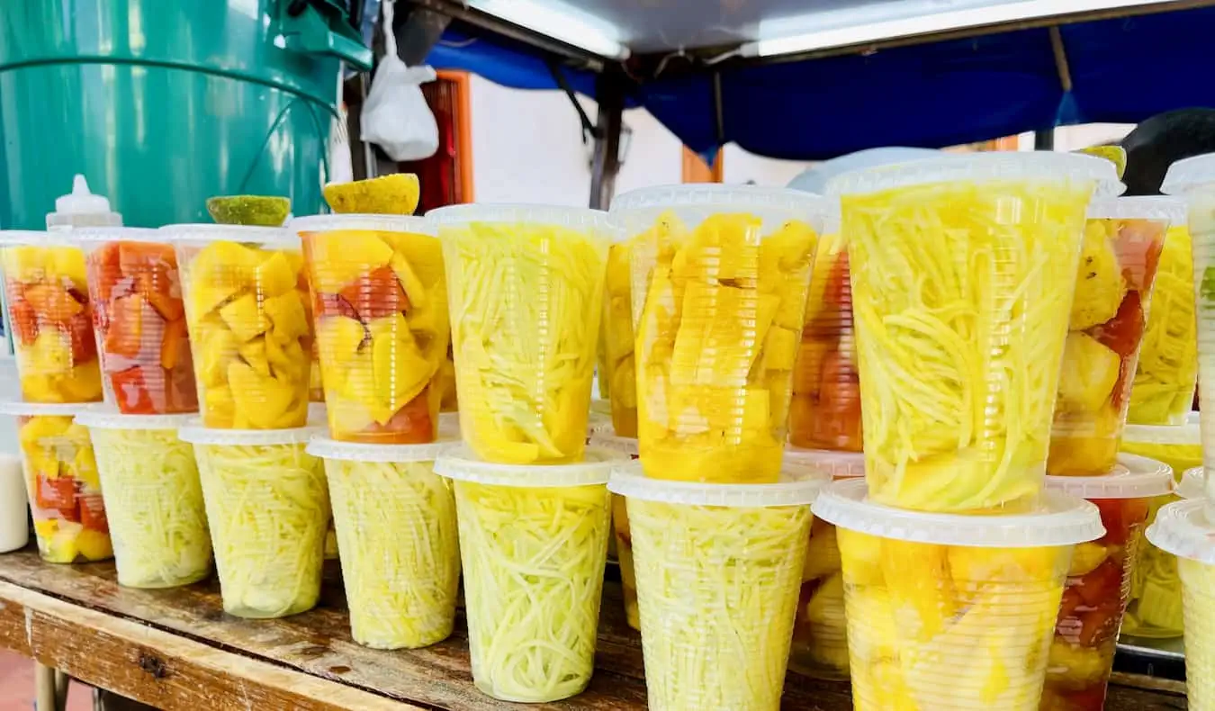 Frutas frescas à venda em uma barraca de rua em Medellín, Colômbia