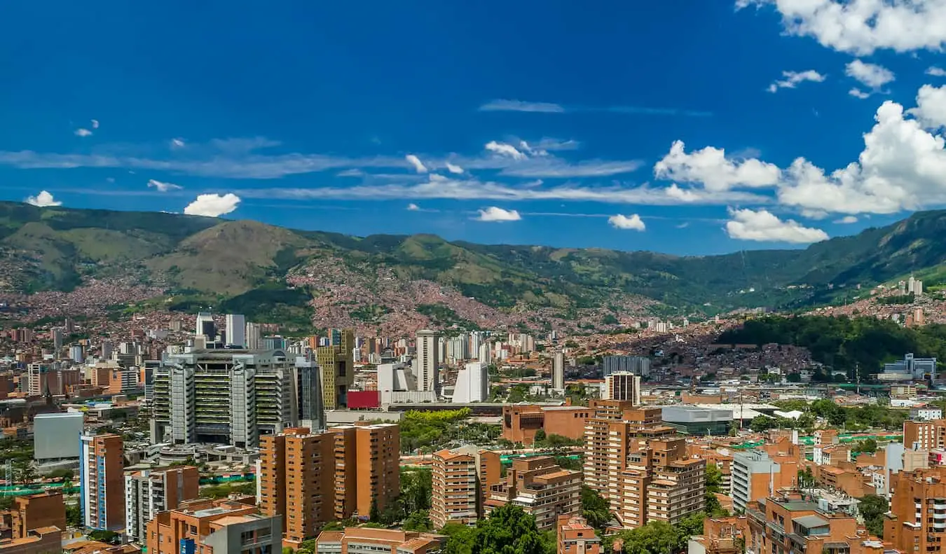 O horizonte da colorida Medellín, Colômbia, cercado por vegetação em um dia ensolarado