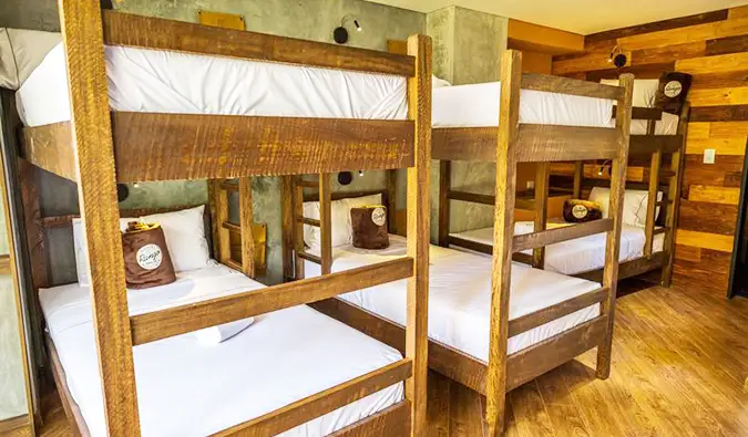 3 tempat tidur susun kayu di Hostel Rango Boutique, Medellin