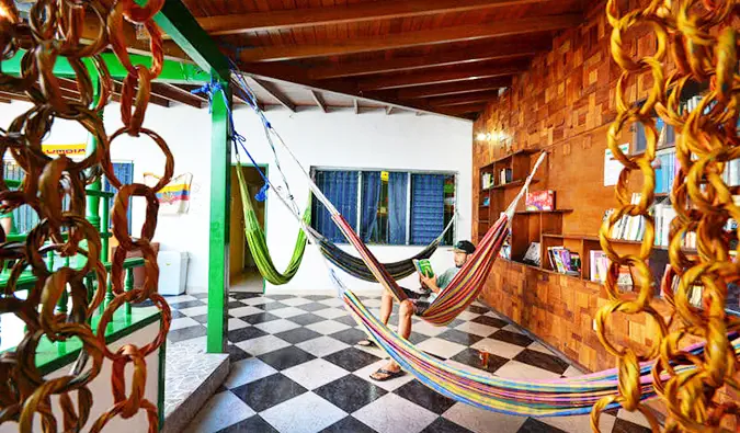 Tempat tidur gantung di teras luar ruangan di The Wandering Paisa, Medellin