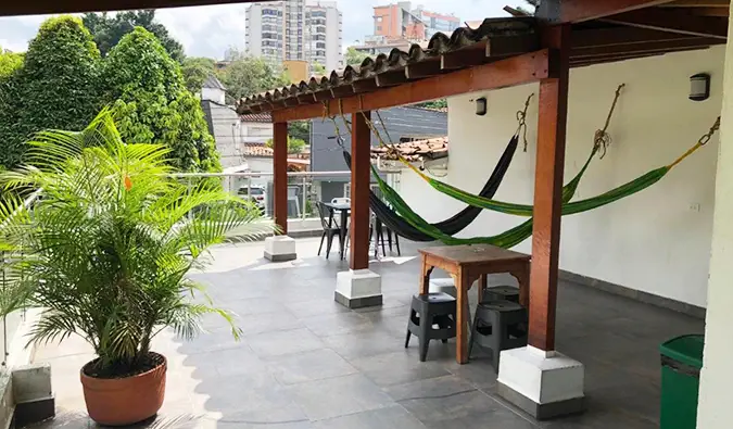 Hengekøyer hengende på utendørs takterrasse på Black Sheep Hostel, Medellin