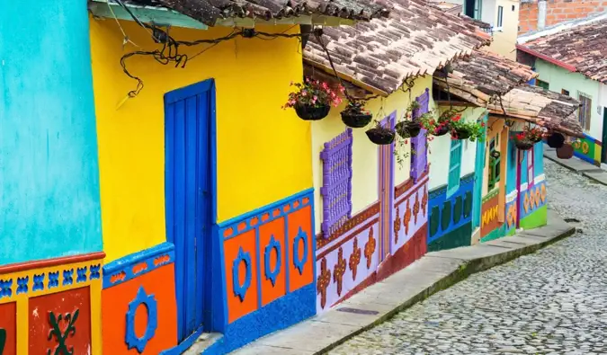 De kleurrijke en heldere gebouwen van een smal straatje in Bogota, Colombia