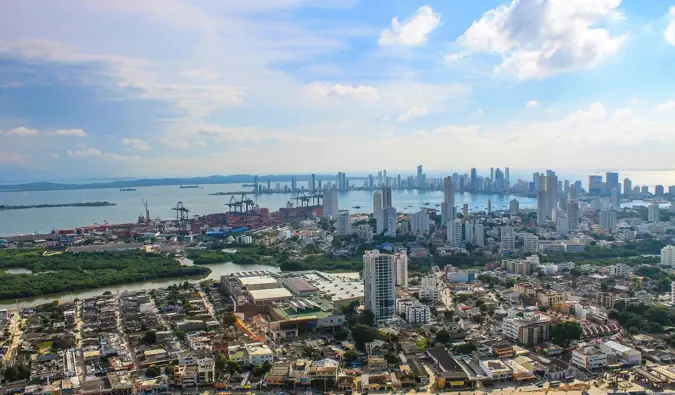 O horizonte de Cartagena, Colômbia, em um dia ensolarado com arranha-céus e o porto à vista