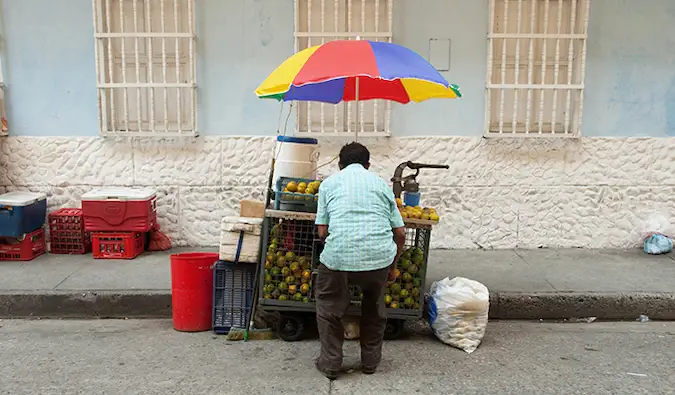 um vendedor de comida de rua na Colômbia vendendo frutas