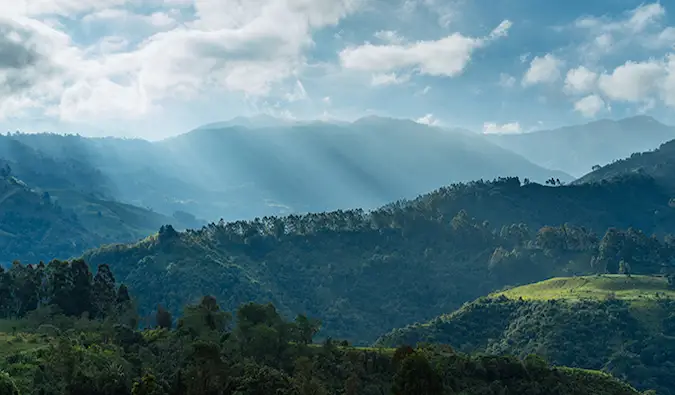 uma paisagem montanhosa verde no interior da Colômbia