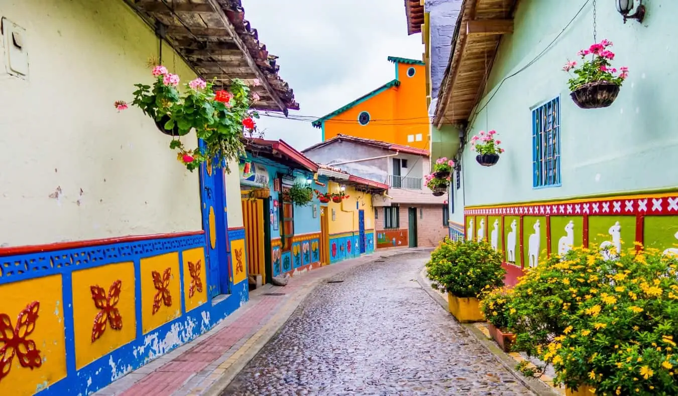 Smukke og farverige gader med udskårne og dekorerede fliser på siderne af bygningerne i Guatape, Colombia