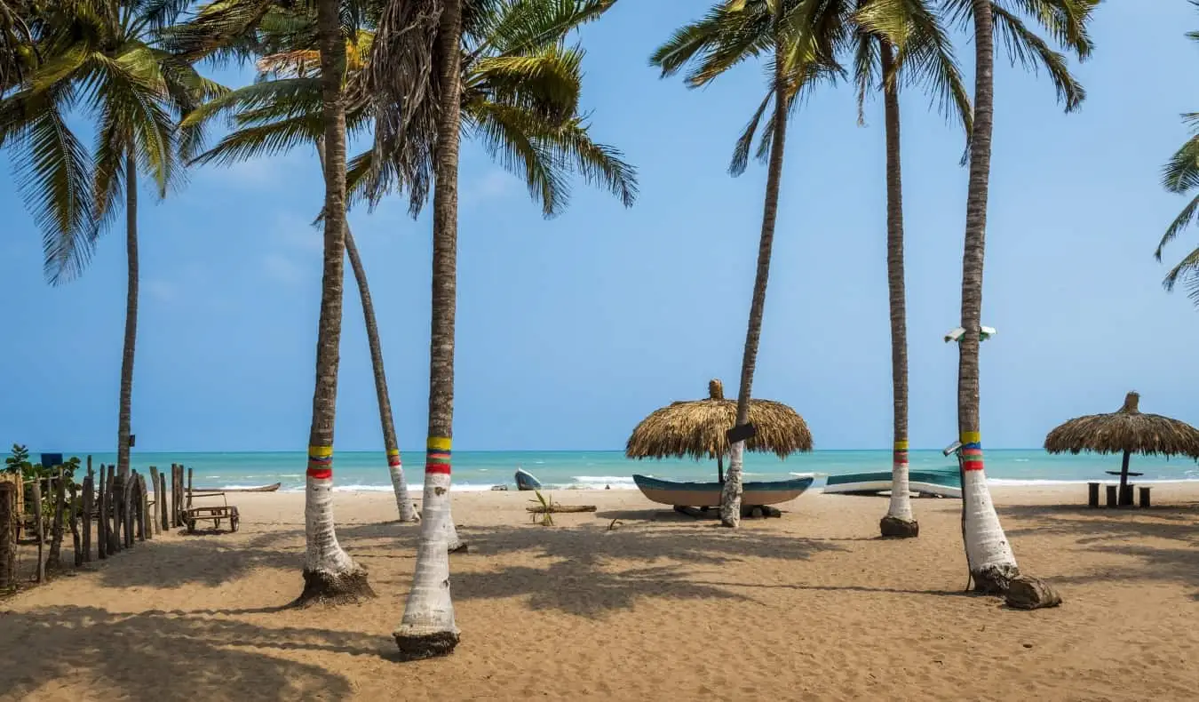 Ein einsamer, mit Palmen bedeckter Strand in der Stadt Palomino in Kolumbien