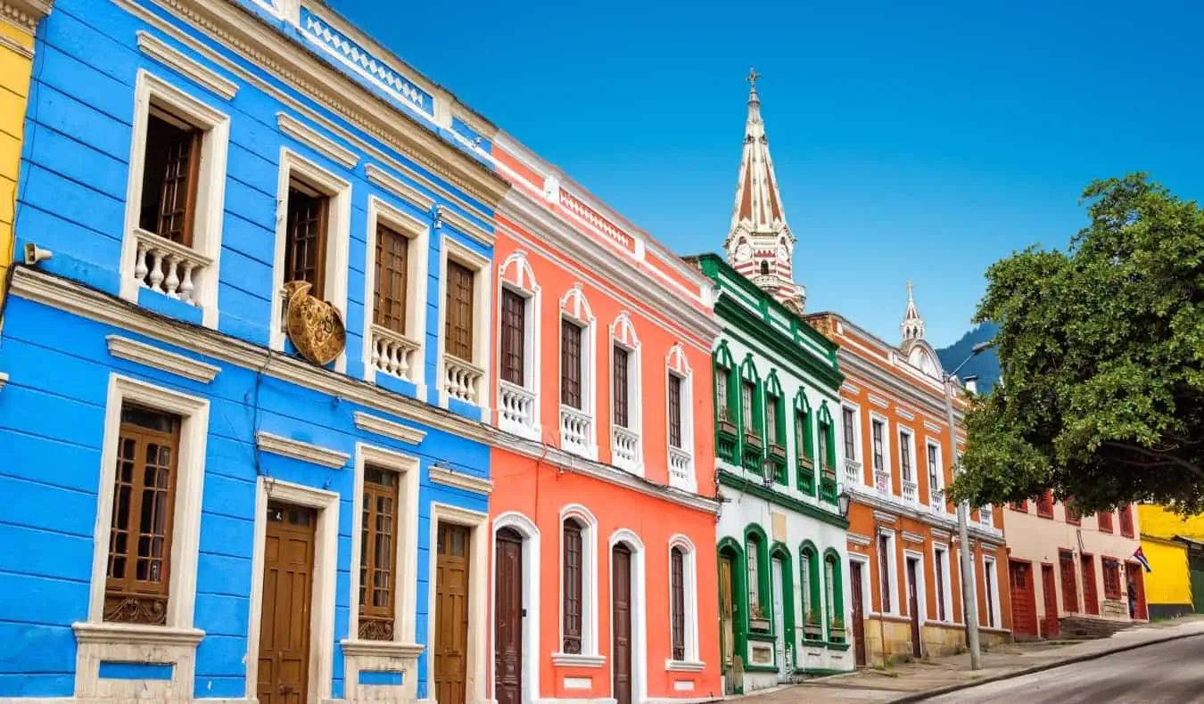 Felgekleurde gebouwen langs een straat in de historische wijk La Candelaria in Bogotá, Colombia