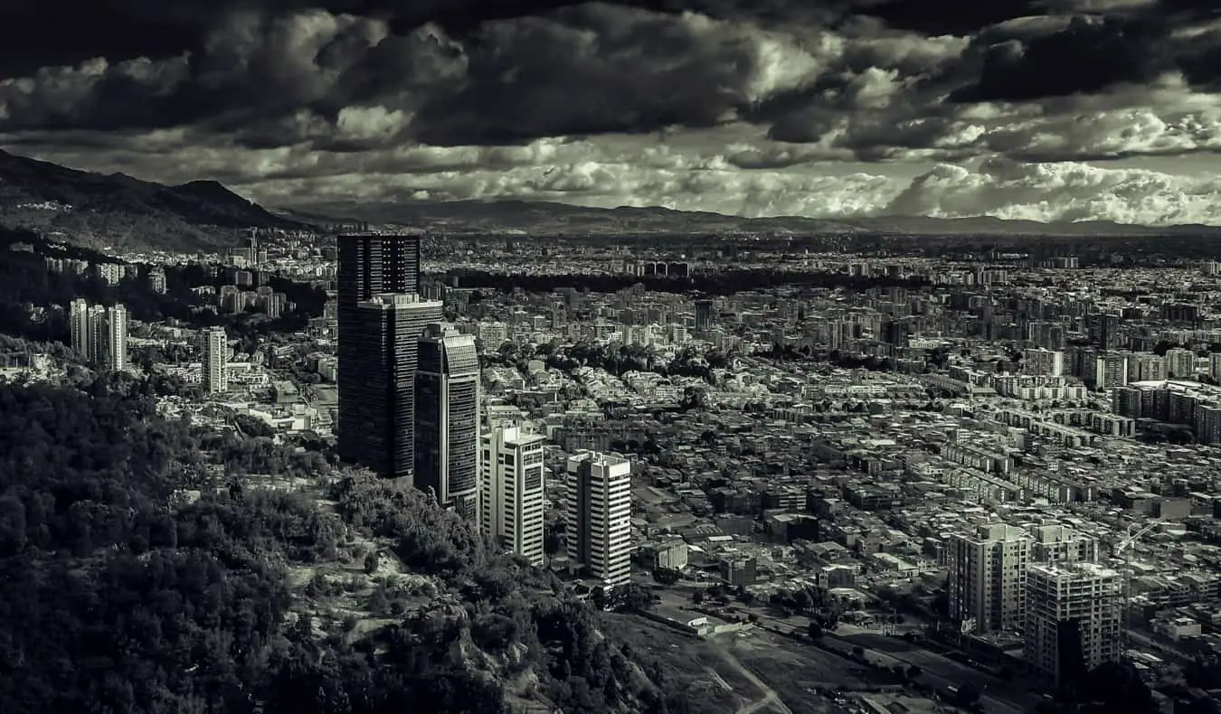 O fotografie alb-negru a unei străzi liniștite din Bogota, Columbia