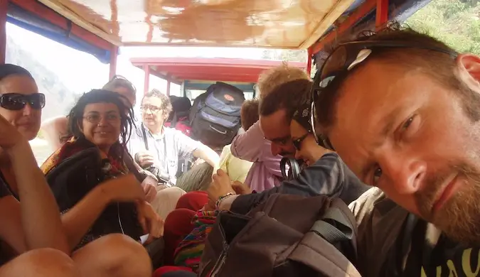 dan slater sang blogger berpose untuk foto di bus yang ramai di Asia