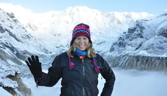 Erin de goeringo caminando en Nepal a través de montañas cubiertas de nieve