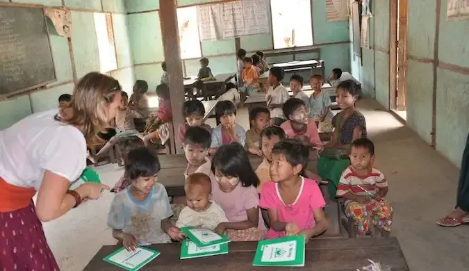 Erin dari Goeringo di Burma mengajar anak-anak di ruang kelas kecil