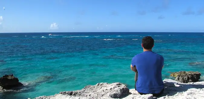 Nomadic Matt sa odráža pri pohľade na oceán na Bermudách