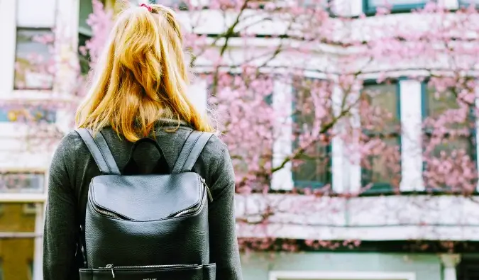 Een vrouw die naar kersenbloesems kijkt