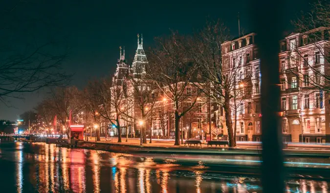 De travle gader og gamle bygninger i Amsterdam om natten