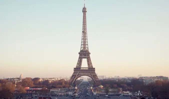 Menara Eiffel di Paris pada hari yang cerah