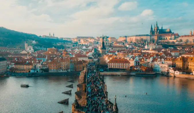 Isang tulay na puno ng mga turista sa Prague