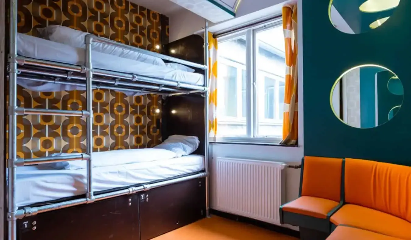 Paturi supraetajate simple într-un cămin de pensiune din Copenhaga Downtown Hostel