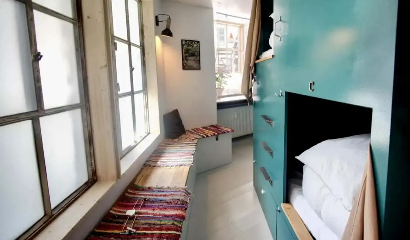 Custom trækøjesenge i et kollegieværelse på Woodah hostel i København, Danmark