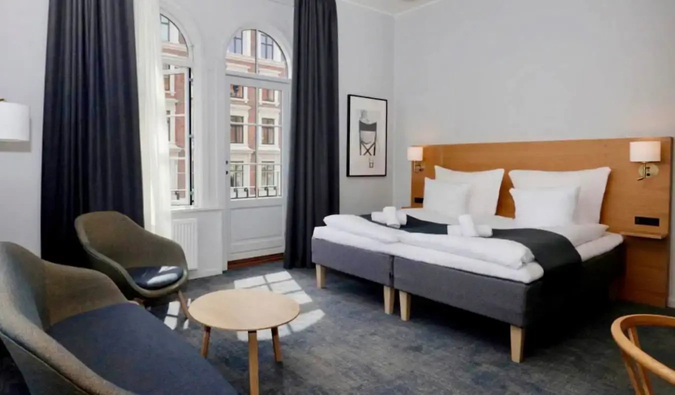 Una cama grande en una espaciosa habitación de hotel en el Hotel Bethel en Copenhague, Dinamarca