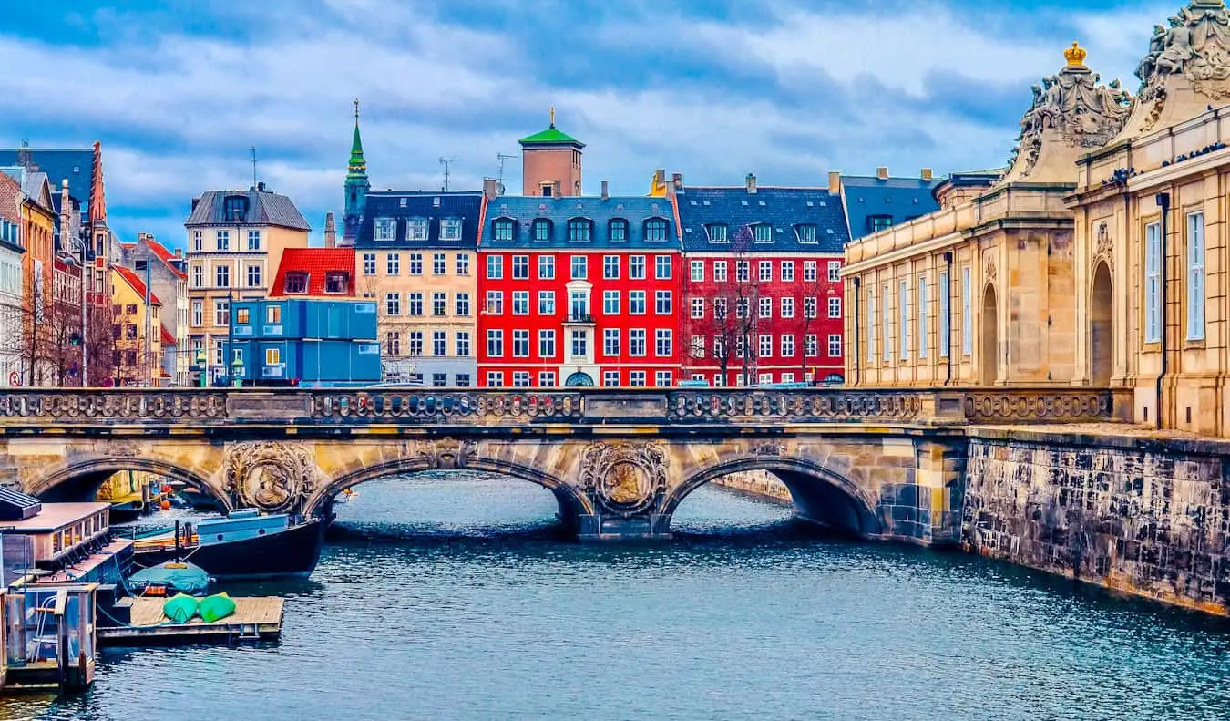 Os edifícios coloridos do centro de Copenhaga, Dinamarca, ao longo do canal no verão