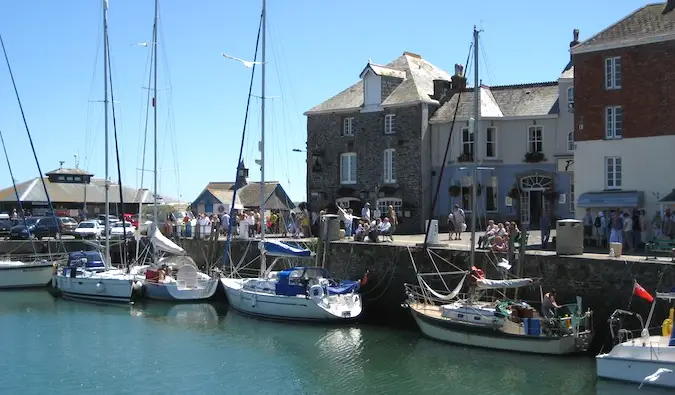 Bot kecil di pelabuhan di Cornwall, England