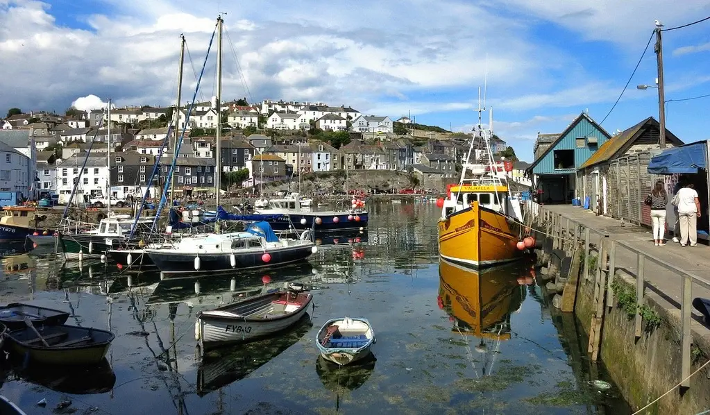 Banyak perahu di Pelabuhan Mevagissey di Inggris